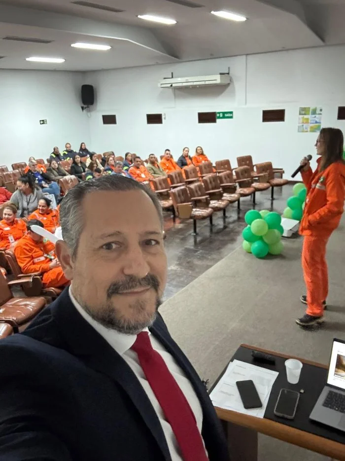 Ricardo Escher sendo apresentado antes de palestra na SIPAT Petrobras