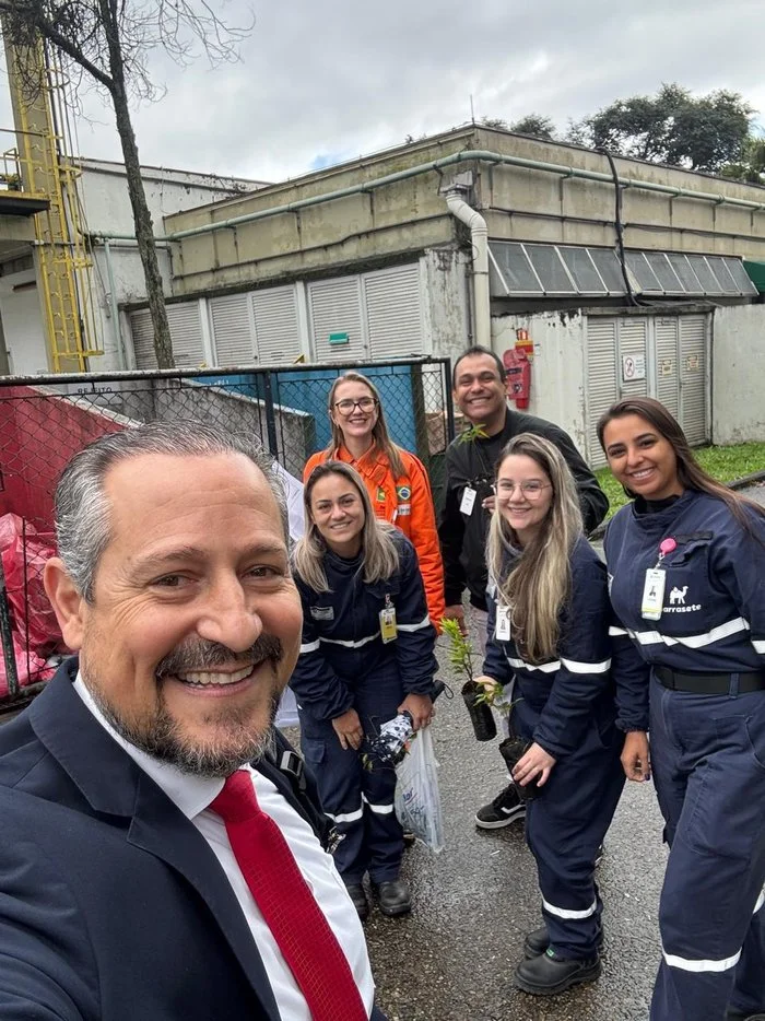 Ricardo Escher com equipe recebendo feedback após palestra na SIPAT Petrobras